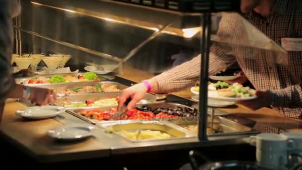 La gente impone la comida. Catering. Impose Ensalada. Tabla de distribución de alimentos . — Vídeo de stock