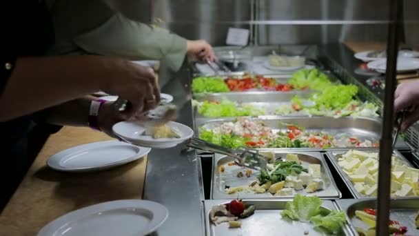 La gente impone il cibo. Catering. Imporre insalata. Tabella di distribuzione alimentare . — Video Stock