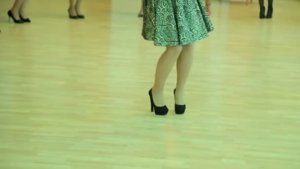 Красиві жіночі ноги танцюють на танцмайданчику — стокове відео