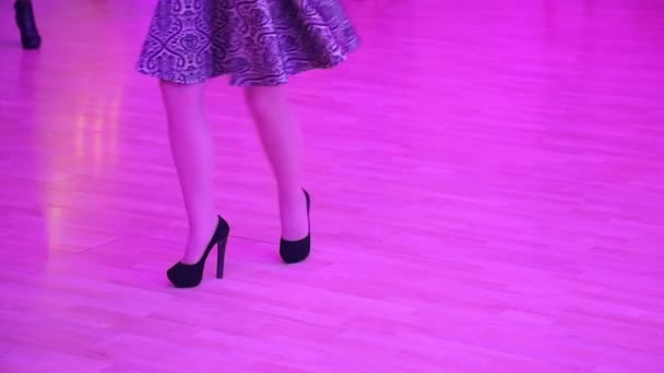 Belles pieds féminins dansant sur la piste de danse — Video