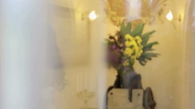 Kamera için poz etrafında dönen gelin. ağır çekim