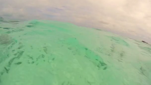 Oceano sottomarino. Torna alla superficie dell'acqua in mezzo all'oceano — Video Stock