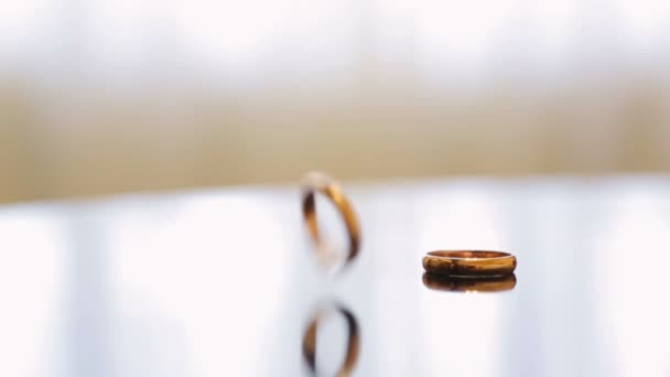 Anillos de boda en la mesa — Vídeo de stock