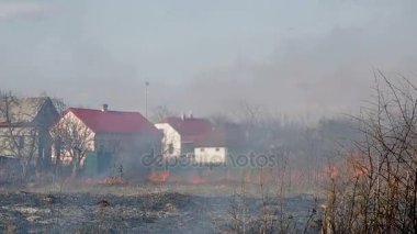 Burns kırsal yerleşimlerde yanındaki çim kuru. Bir ev ateşe yakalanan.