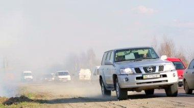 Lviv, Ukrayna - duman ve smog hareket 2 Şubat 2017 arabalar. Orman yangınları bir sonucu olabilir. Çok sayıda sis kaplı yol