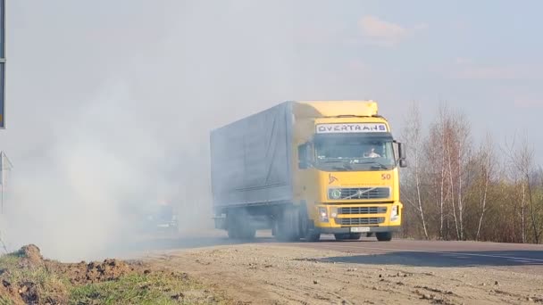 LVIV, UCRAINA - 2 marzo 2017 Auto in movimento tra fumo e smog. Potrebbe essere una conseguenza degli incendi boschivi. Un gran numero di strade coperte di smog — Video Stock