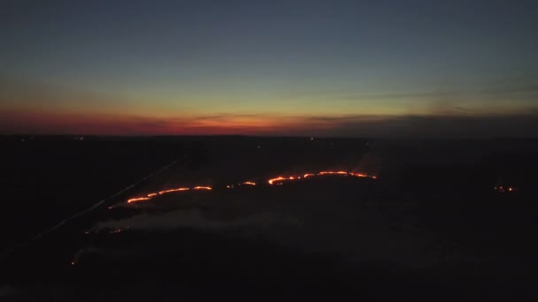 Campos de fuego aéreo noche 4k. Quemando campos por la noche. Fuego a gran escala, la vista desde la parte superior. La cámara vuela a través del humo espeso. Esmog en un área grande — Vídeos de Stock