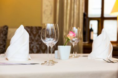 İki kadeh tabloda dekorasyon olarak. Tablo ayarı