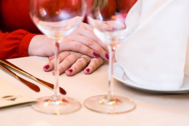 Kırmızı Durk restoranda bekliyor. Masayı gümüş ve cam stemware ile hizmet önce restoranda.