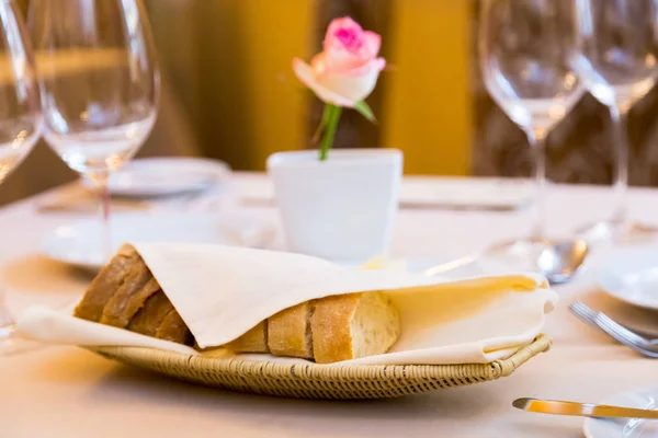 Tavolo splendidamente arredato nel ristorante. Sulla tavola c'è un piatto di pane — Foto Stock