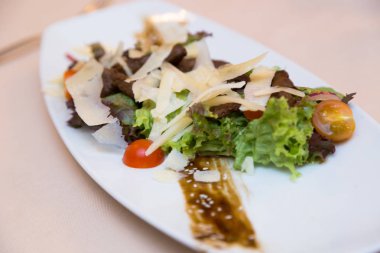 Yeşil salata ve beyaz tabakta et. Sağlıklı beslenme