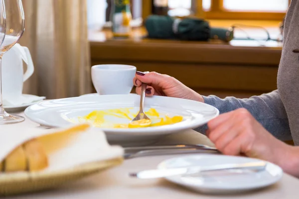 Bir restoranda bir masada yulaf lapası yemek kadın diyet