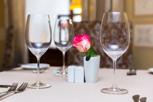 Růžové růže ve váze jako dekorace na stůl. Prostřený stůl — Stock fotografie