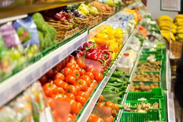 Frutas y verduras están en los estantes del supermercado. Alimentación saludable — Foto de Stock