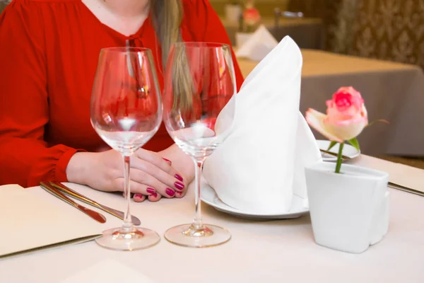 Durk v červené barvě je čeká v restauraci. Tabulka nastavení služby s příbory a sklo nápojové sklo v restauraci před. — Stock fotografie