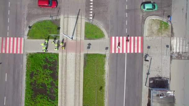 Groep mensen verzameld in de groene vorm om te helpen mensen oversteken. — Stockvideo
