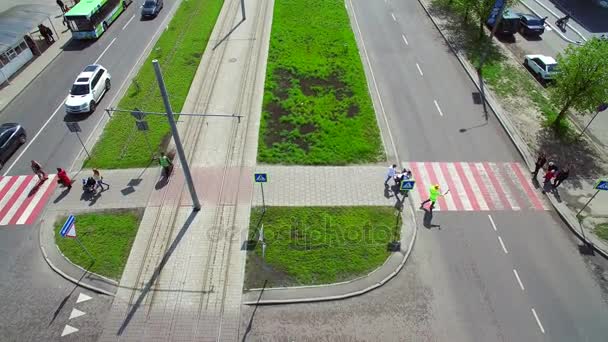 Ucraniano. Lviv. Mai 1 2017. Hombre en un uniforme verde cruzar la calle ayuda a mamá con cochecito. Vista aérea — Vídeo de stock