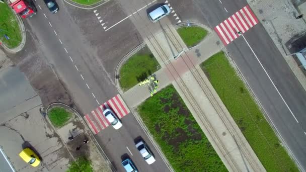 Grupp människor samlades i grön form för att hjälpa människor att korsa vägen. — Stockvideo