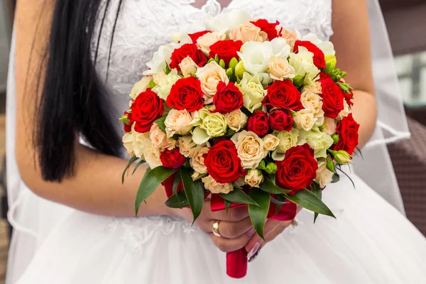 Mariée tenant un bouquet de roses — Photo