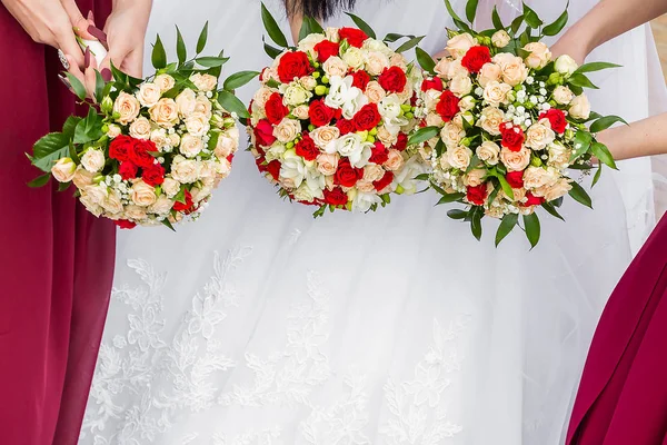 Novia con amigos sosteniendo un ramo de rosas —  Fotos de Stock