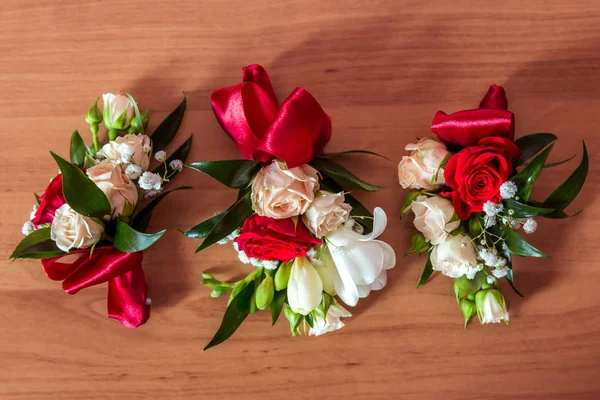 Bruiloft corsages rood. Roze roos corsages voor bruidegom, bruiloft decor Rechtenvrije Stockafbeeldingen