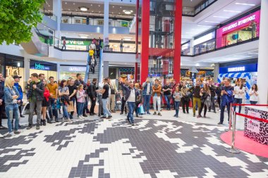 Ukrayna dili, Lviv - Mai 2017: Alışveriş merkezi Forum. Arese Alışveriş Merkezi, Ukrayna en büyük alışveriş merkezi