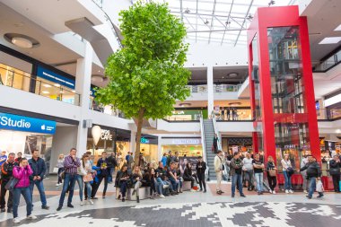 Ukrayna dili, Lviv - Mai 2017: Alışveriş merkezi Forum. Arese Alışveriş Merkezi, Ukrayna en büyük alışveriş merkezi