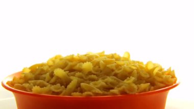 Turuncu kase dönen düşen makarna kapatın. Video yemek 360
