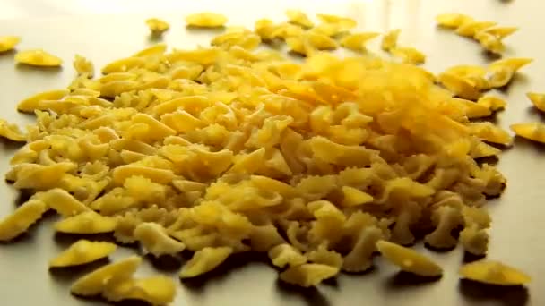 Pasta cayendo en un plato blanco que gira. Video alimentos 360 — Vídeo de stock