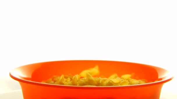 Feche a massa caindo na tigela laranja girando. Vídeo alimento 360 — Vídeo de Stock