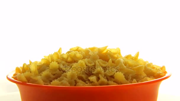 Tutup pasta jatuh dalam mangkuk oranye berputar. Video makanan 360 — Stok Video