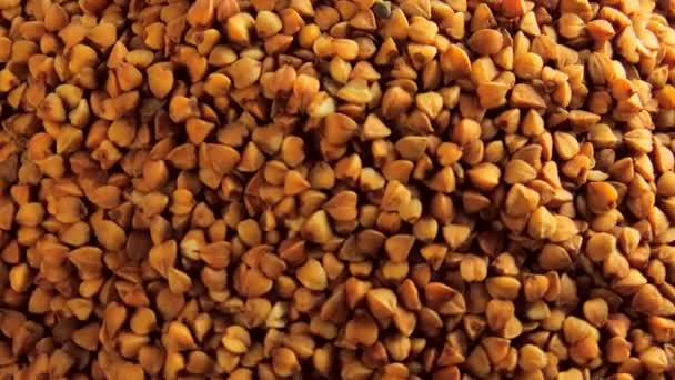 Chiudi i chicchi di grano saraceno sul tavolo che ruota. Video cibo 360 — Video Stock
