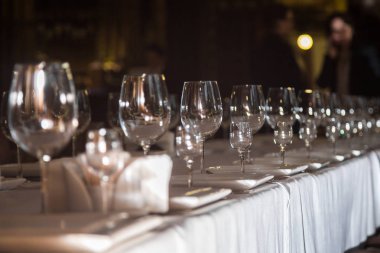 çatal bıçak, peçete ve cam seti partiden önce restoranda servis edildi.