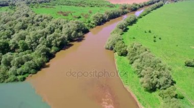 İki nehir su farklı renkteki bir büyük nehre birleştirme. Havadan görünümü 4k. Uçan güzel Nehri. Hava kamera çekim. Manzara panorama.