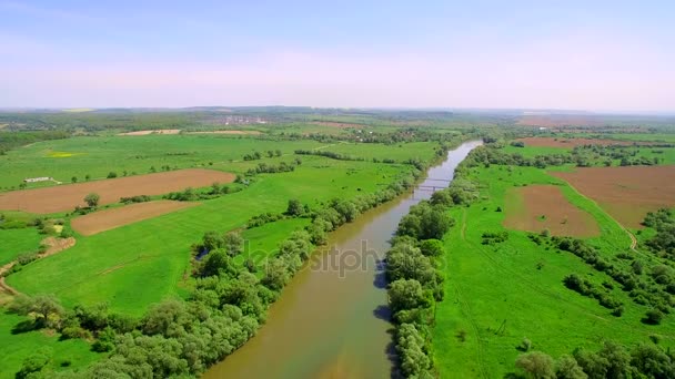 Vue Aérienne 4k. Survoler la belle rivière. Caméra aérienne prise. Panorama paysager . — Video