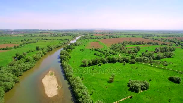 Flygfoto 4k. Flygande över den vackra floden. Flygande kameran skott. Liggande panorama. — Stockvideo