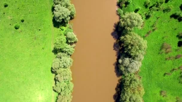 Vue aérienne du dessus 4k. Survoler la belle rivière. Caméra aérienne prise. Panorama paysager . — Video