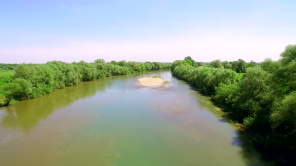 Vôo baixo. Vista aérea 4k. Voando sobre o belo rio. Câmara aérea disparada. Panorama da paisagem . — Vídeo de Stock