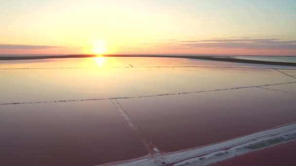 Luchtfoto 4k. Prachtige zonsondergang op de dood zout zee. Roze zout pekel. — Stockvideo