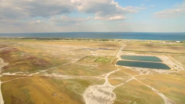 Luchtfoto schot 4k. Luchtfoto van de dode zee in Oekraïne. Landschap en rijkdom van de zee — Stockvideo