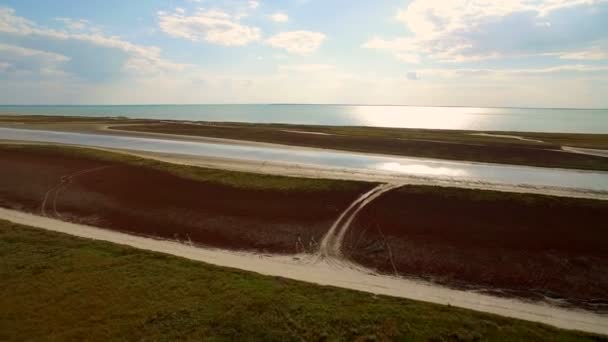 Luchtfoto schot 4k. Luchtfoto van de dode zee in Oekraïne. Landschap en rijkdom van de zee — Stockvideo