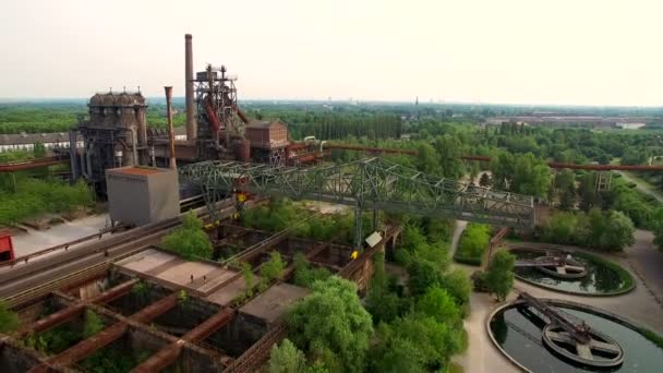 Німеччина антена, Landschaftspark Дуйсбурзі. Великий залишити на заводі з оком птахів — стокове відео