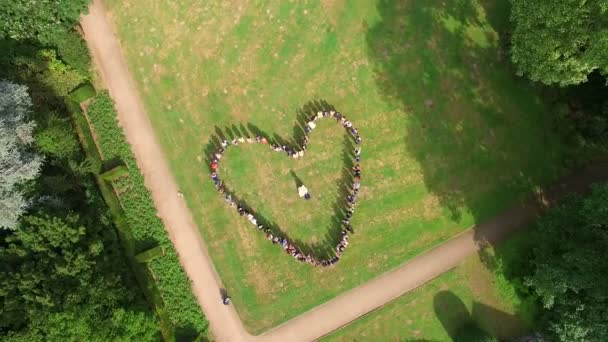 Coração de casamento aéreo de pessoas, fotografia aérea. Dusseldorf Alemanha — Vídeo de Stock