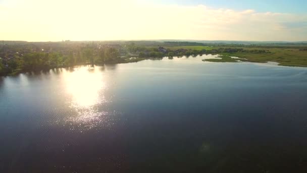 Plano aéreo de un hermoso lago, brillo de la mañana, naturaleza prístina — Vídeos de Stock