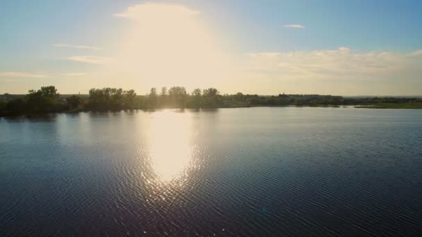 Plano aéreo hermoso lago, brillo de la mañana, naturaleza prístina — Vídeo de stock