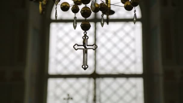 Atravesse a igreja contra o pano de fundo da luz. Câmera de câmera lenta — Vídeo de Stock