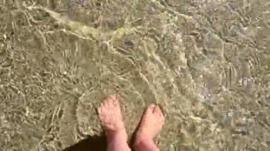 Dalga bir yerde toprağa duran çocuk bacaklar kapsar. En baştan görüntülemek