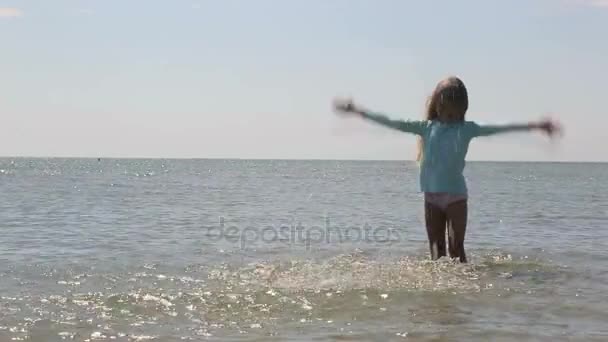 A little girl is enjoying sea water — Stock Video