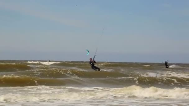 Nederland, Zandvoort 04-06-2017 veel mensen zijn betrokken bij het kitesurfen — Stockvideo