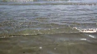 Kuzey denizin dalgaları kumlu bir plaj üzerinde alınır. Arka plan deniz